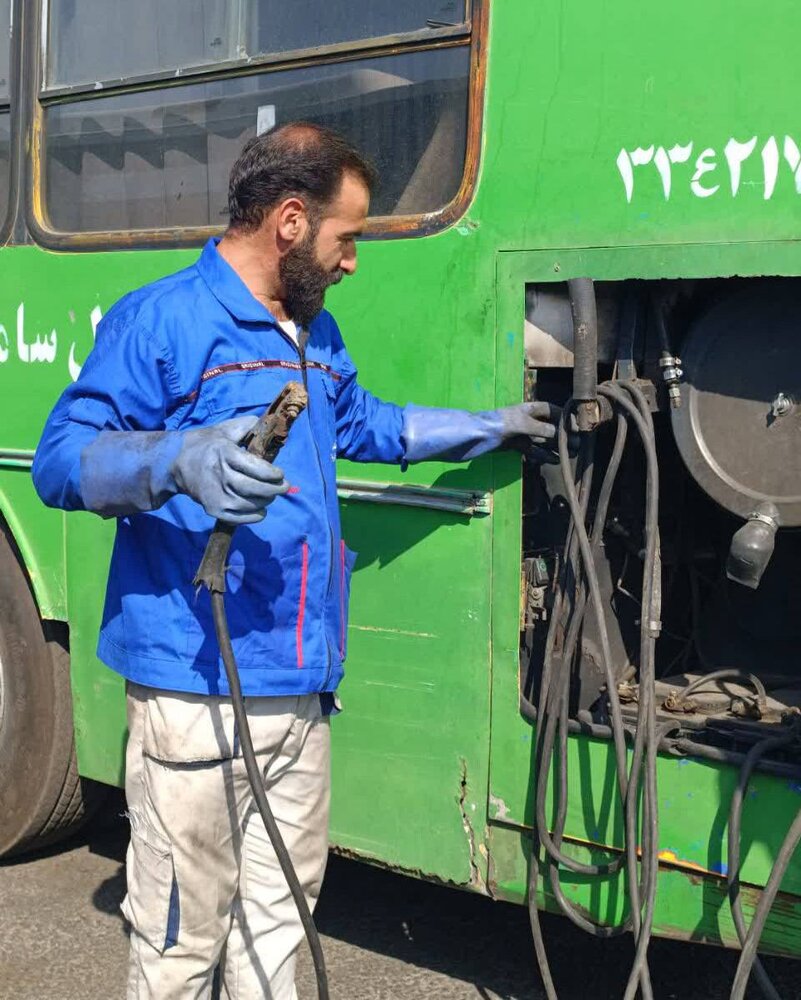 از نجات اتوبوس‌های در راه مانده تا آرایشگر ویژه رانندگان/ وقتی اتوبوس خانه دوم و قیچی آیینه روح می‌شود