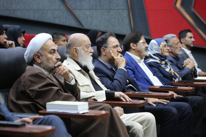 حسام‌الدین سراج قطعه «بهار دلشکسته» را به رهبر شهید تقدیم کرد