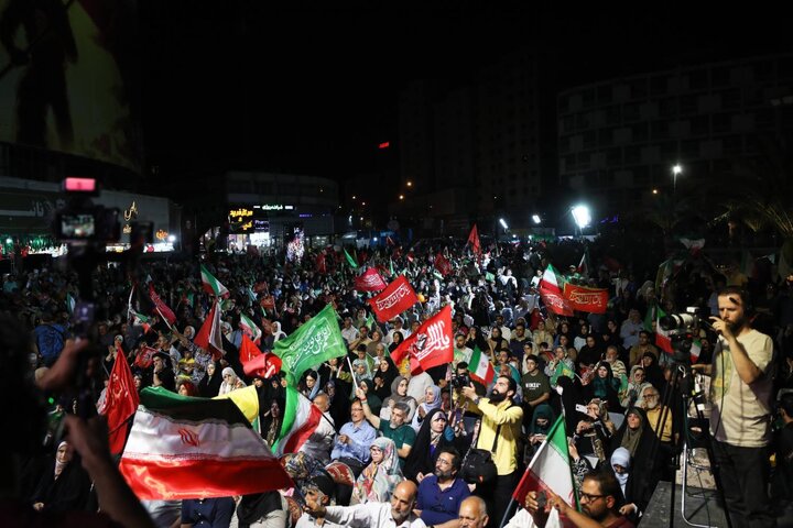 منتظران ظهور در میدان ولیعصر (عج) گرد هم آمدند