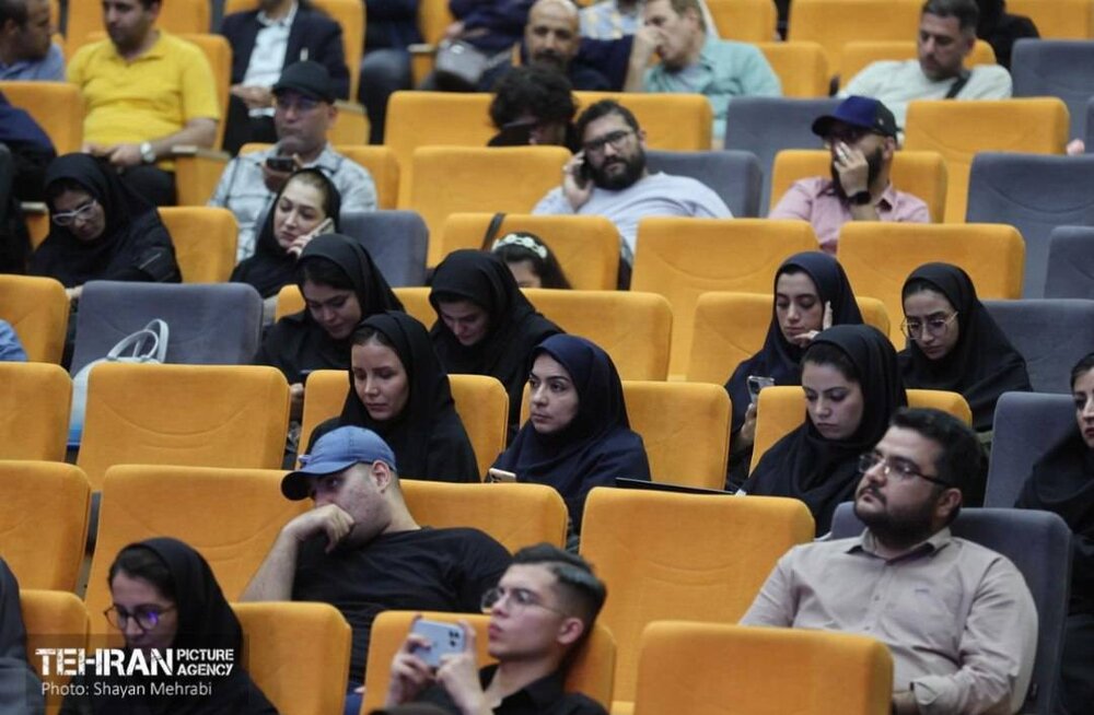 در مراسم روز خبرنگار با حضور شهردار تهران چه گذشت؟ از چالش «گوی‌های بلورین» تا غافلگیری آقای سخنگو