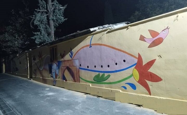 بازآفرینی بصری جداره امامزاده عینعلی زینعلی با ترکیب رنگ و هنر