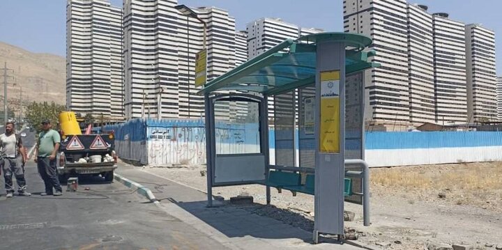 نصب سرپناه ایستگاه اتوبوس در شهرک شهید خرازی