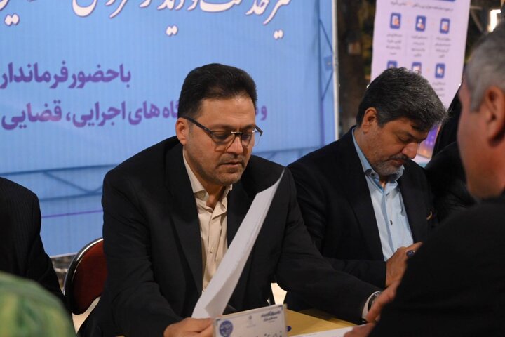 برپایی میز خدمت مسئولان شمیرانات در میدان تجریش همزمان با هفته دولت