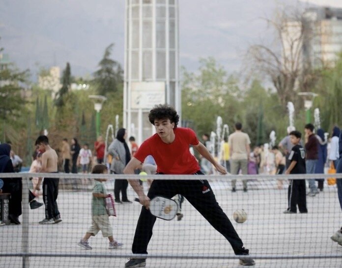 استقبال شهروندان از همایش آشنایی با پیکلبال در بوستان آب و آتش