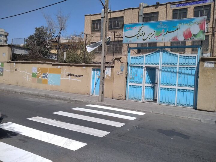 معابر منطقه ۱۷ به استقبال مهر رفتند؛ اجرای ۱۰۰ بلوک عابر پیاده در مقابل مدارس