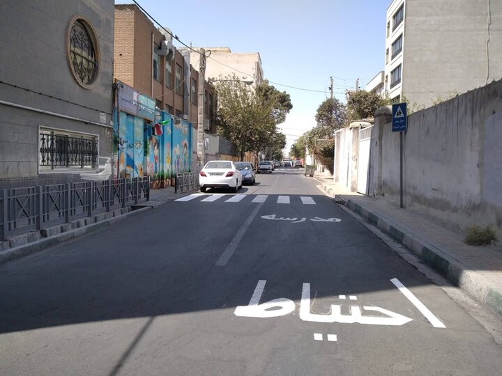 معابر منطقه ۱۷ به استقبال مهر رفتند؛ اجرای ۱۰۰ بلوک عابر پیاده در مقابل مدارس