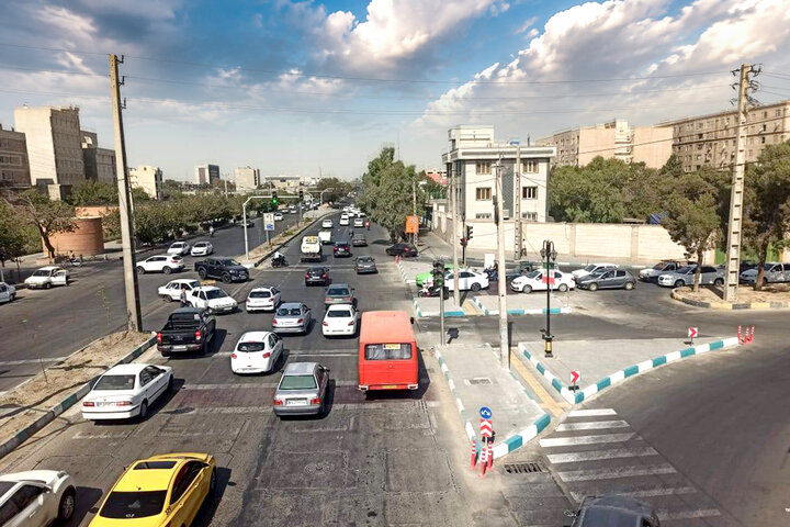 چراغ‌های راهنمایی تقاطع بلوار زرند و طالقانی هوشمندسازی شد/ روان‌سازی ترافیک با مدیریت تقاطعات