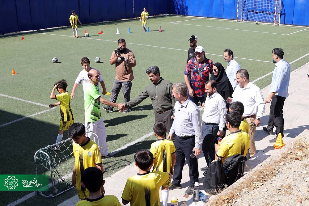 شهردار منطقه ۵، در بازدید از مدرسه فوتبال فرزندان کارکنان گفت:فراهم‌کردن کلاس‌های ورزشی امن و باکیفیت، دغدغه خانواده‌هاست