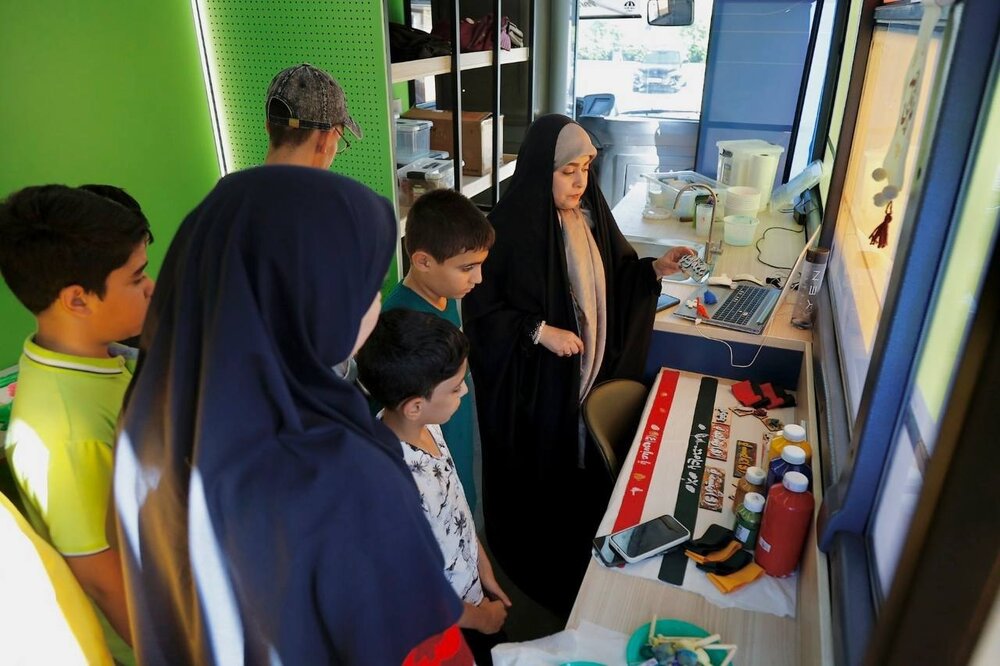 اتوبوس فبکیدز شهرداری تهران به باغ کتاب رسید؛ گامی عملی برای تحقق عدالت آموزشی در حوزه فناوری