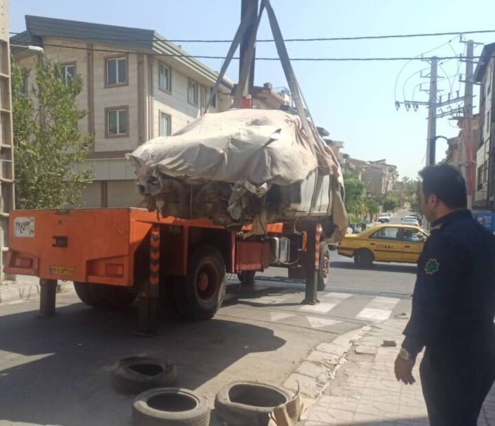 پاکسازی معابر شمال‌غرب تهران از خودروهای اسقاطی؛ خودروهای رهاشده جمع‌آوری می‌شوند