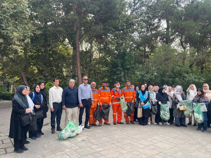 جمع‌آوری صدها کیلوگرم پسماند و زباله از سطح معابر، باغچه‌ها و بوستان‌های منطقه ۶
