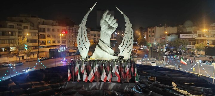 آذین‌بندی ۲۰۰ متری میدان انقلاب اسلامی با ریسه‌های نوری بلوطی در آستانه دویستمین روز از حضور مردم