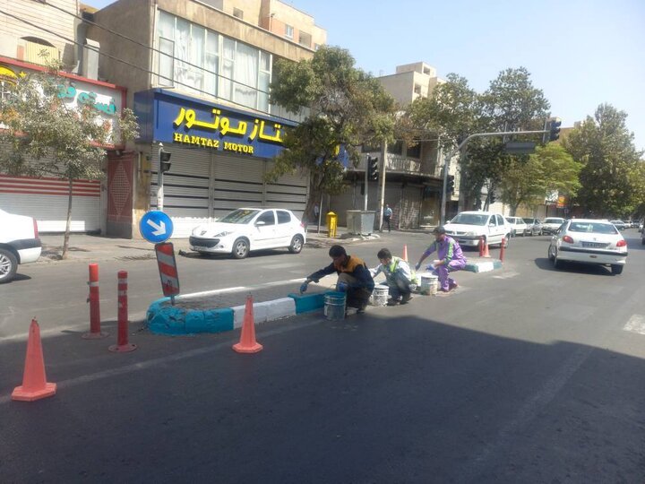 در آستانه بازگشایی مدارس؛ ۱۰ هزار متر طول از جداول معابر و میادین منطقه ۱۷ رنگ‌آمیزی شد