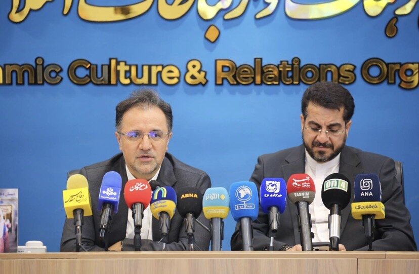نمایش آثار برگزیده مسابقه بین‌المللی نقاشی «سورنا» در عباس‌آباد تهران