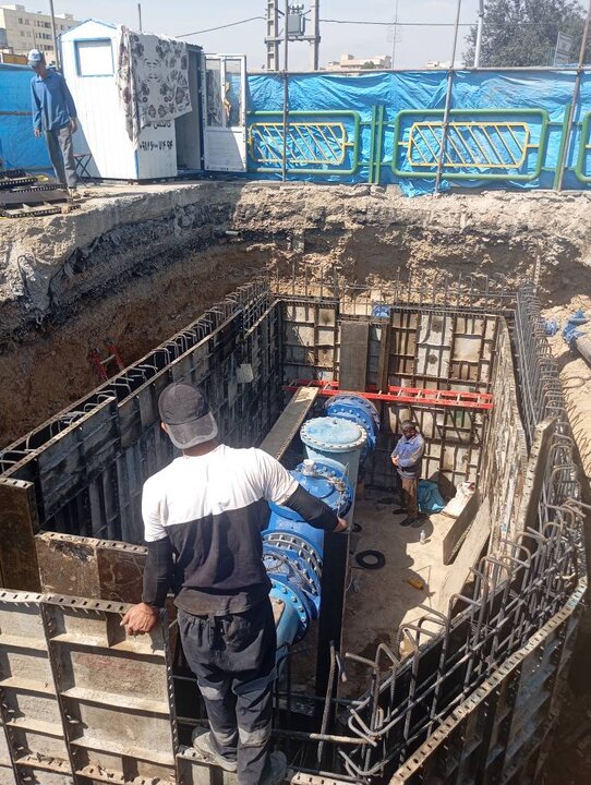 اصلاح مسیر ۲۵۰ متری شبکه آبرسانی و نصب فشارشکن در خیابان آذری منطقه ۱۰
