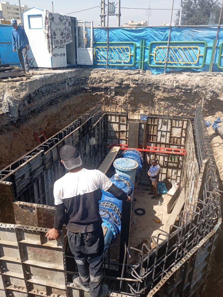 اصلاح مسیر ۲۵۰ متری شبکه آبرسانی و نصب فشارشکن در خیابان آذری منطقه ۱۰