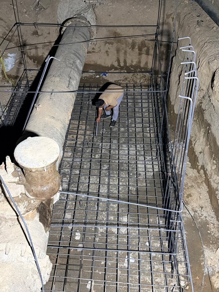 اصلاح مسیر ۲۵۰ متری شبکه آبرسانی و نصب فشارشکن در خیابان آذری منطقه ۱۰