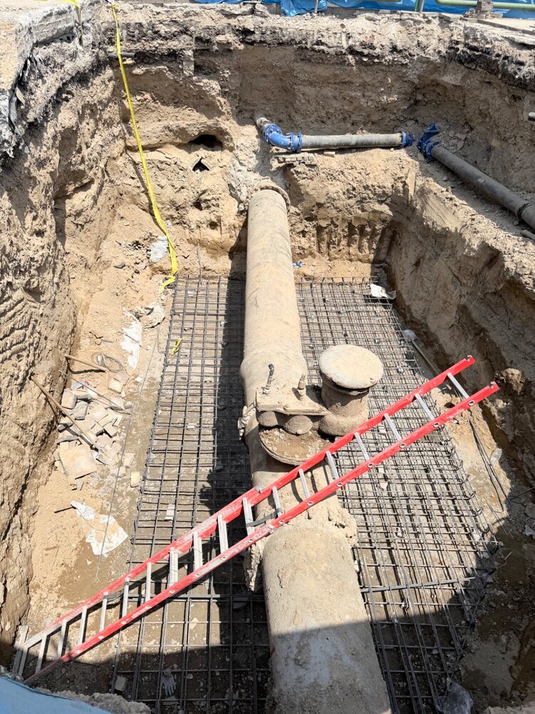 اصلاح مسیر ۲۵۰ متری شبکه آبرسانی و نصب فشارشکن در خیابان آذری منطقه ۱۰