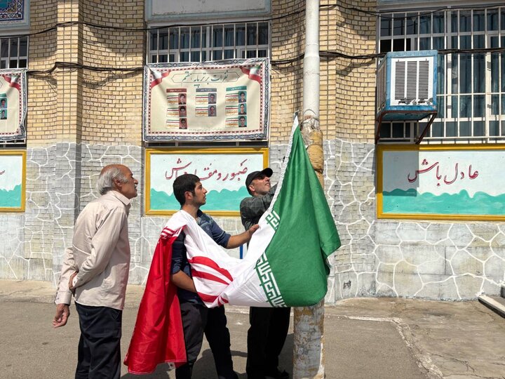 توزیع ۳۰۰ تخته پرچم ایران در مدارس دولتی منطقه یک همزمان با آغاز سال تحصیلی