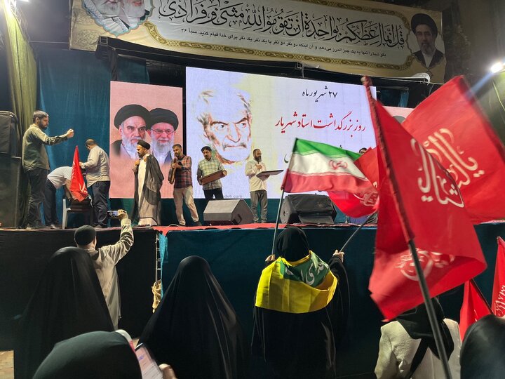 شعرخوانی حماسی شاعران انقلابی  در میدان تجریش