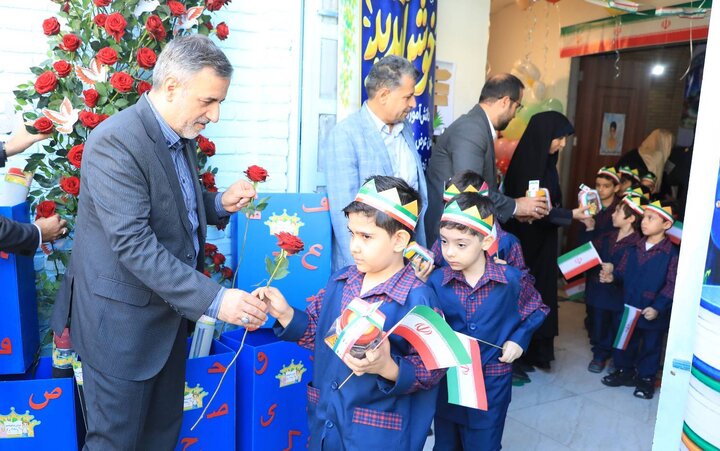 زنگ شکوفه‌ها برای کلاس اولی‌های محله ایران توسط شهردار منطقه ۱۲ نواخته شد