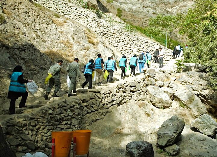پاکسازی مسیر کوهنوردی درکه با حضور خانواده محیط زیست شهرداری تهران