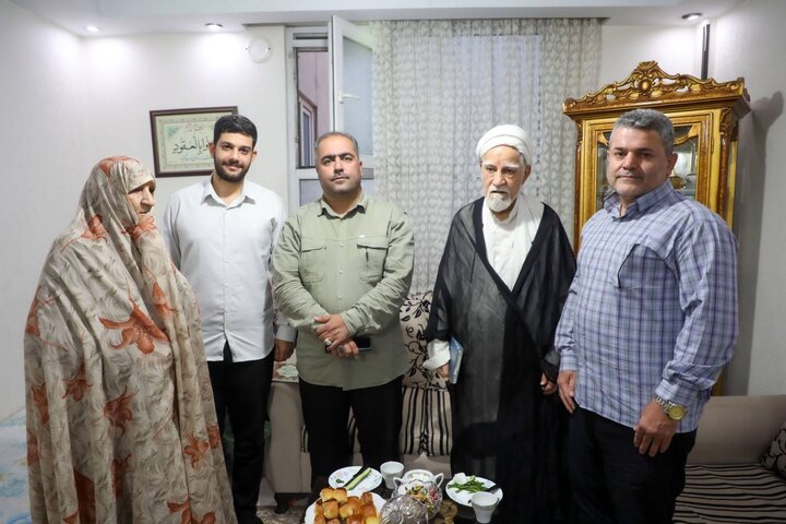 دیدار شهردار منطقه ۱۷ با خانواده شهید والامقام جواد بخت سفید