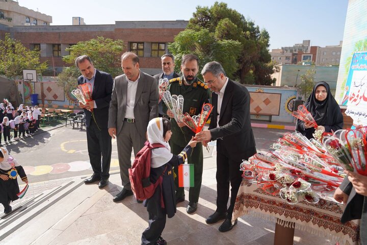 جشن شکوفه‌ها در مدرسه طواف معماریان منطقه ۲۰ برگزار شد