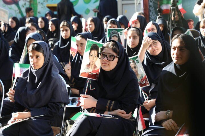 زنگ آغاز سال تحصیلی در منطقه ۱۷ به یاد شهدای دانش‌آموز میناب نواخته شد