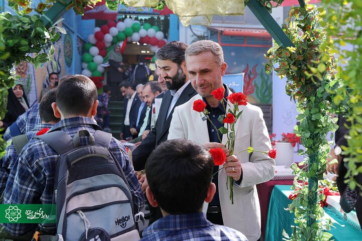 زنگ مهر در مدرسه شاهد اشرفی اصفهانی نواخته شد؛ تأکید شهردار منطقه ۵ بر حمایت از آینده‌سازان شهر