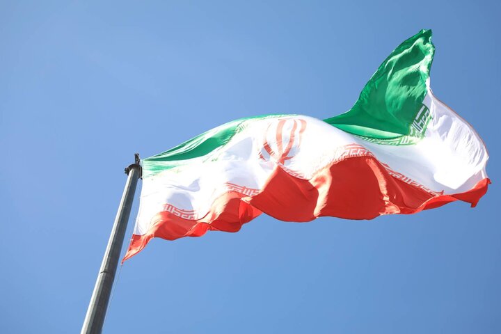 اهتزاز ابرپرچم ایران در میدان بهارستان