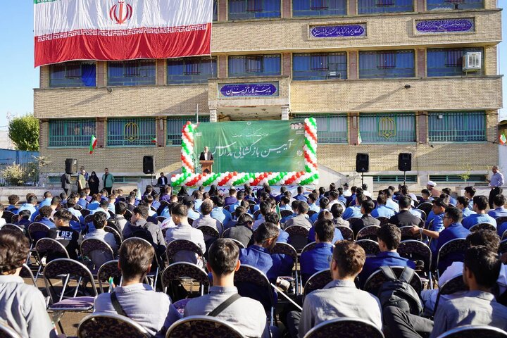 برگزاری آیین نواختن زنگ مهر در هنرستان فنی‌وحرفه‌ای کارآفرینان