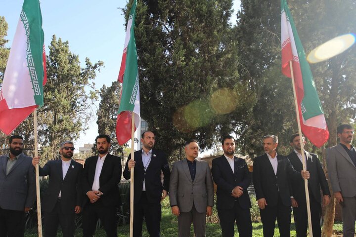 ابرپرچم ۶۶ متری ایران در منطقه ۱۳ تهران به اهتزاز درآمد
