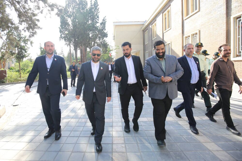 ابرپرچم ۶۶ متری ایران در منطقه ۱۳ تهران به اهتزاز درآمد