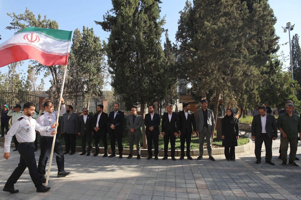 ابرپرچم ۶۶ متری ایران در منطقه ۱۳ تهران به اهتزاز درآمد