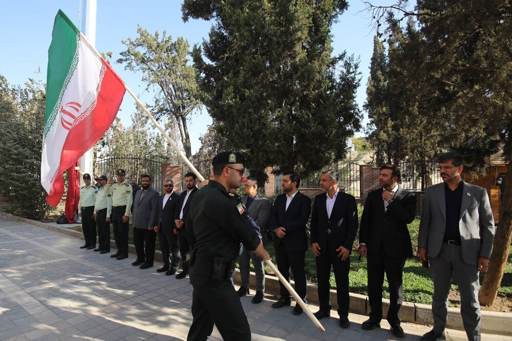 ابرپرچم ۶۶ متری ایران در منطقه ۱۳ تهران به اهتزاز درآمد