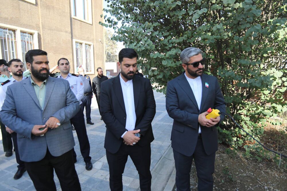 ابرپرچم ۶۶ متری ایران در منطقه ۱۳ تهران به اهتزاز درآمد
