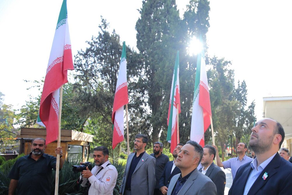 ابرپرچم ۶۶ متری ایران در منطقه ۱۳ تهران به اهتزاز درآمد