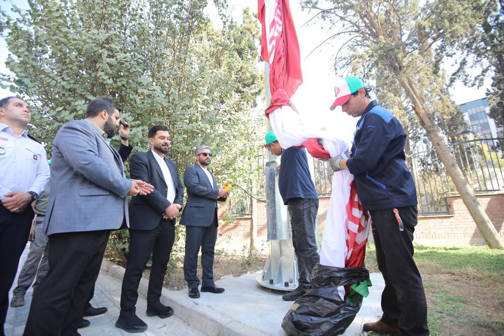 ابرپرچم ۶۶ متری ایران در منطقه ۱۳ تهران به اهتزاز درآمد