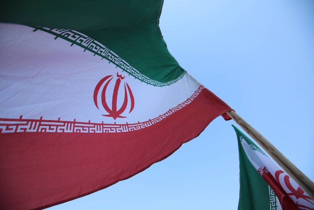 ابرپرچم ۶۶ متری ایران در منطقه ۱۳ تهران به اهتزاز درآمد