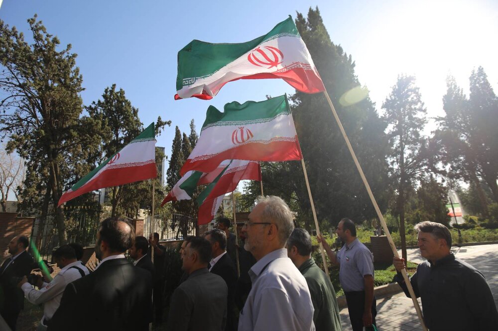 ابرپرچم ۶۶ متری ایران در منطقه ۱۳ تهران به اهتزاز درآمد
