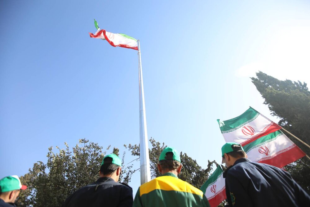 ابرپرچم ۶۶ متری ایران در منطقه ۱۳ تهران به اهتزاز درآمد
