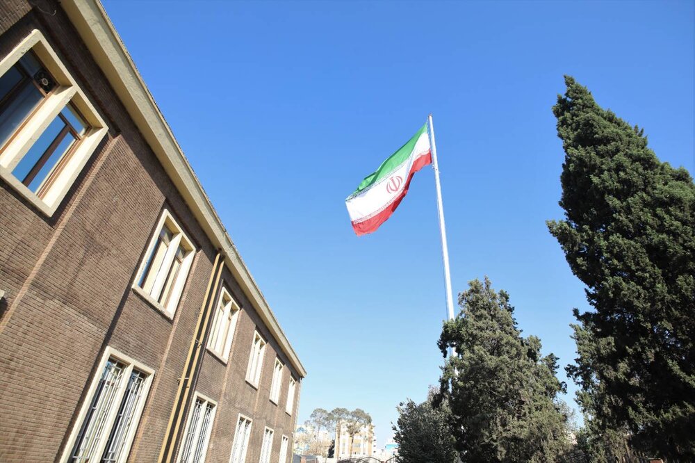 ابرپرچم ۶۶ متری ایران در منطقه ۱۳ تهران به اهتزاز درآمد