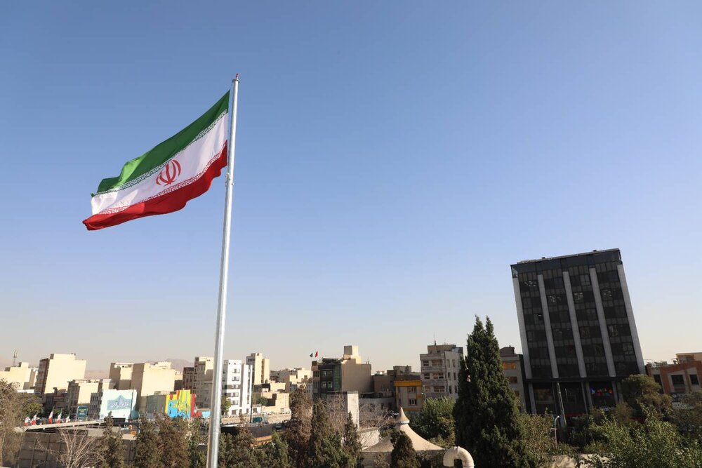 ابرپرچم ۶۶ متری ایران در منطقه ۱۳ تهران به اهتزاز درآمد