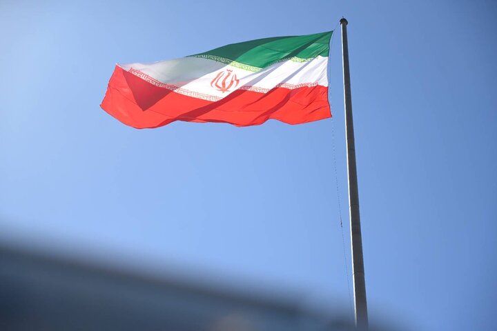 پرچم جمهوری اسلامی ایران در ارتفاعات شهرک محلاتی به اهتزاز درآمد