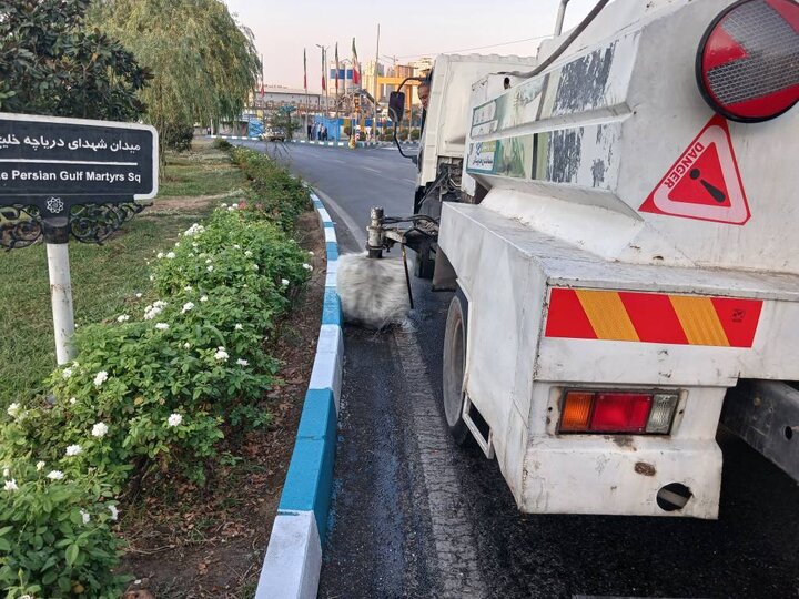 شست‌وشوی مکانیزه ۱۱۰ کیلومتر جداول در ۱۲ محله منطقه ۲۲