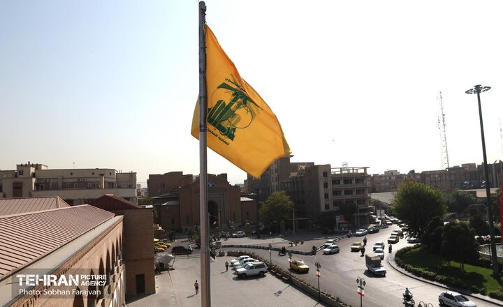 اهتزاز پرچم حزب الله لبنان بر فراز بلدیه