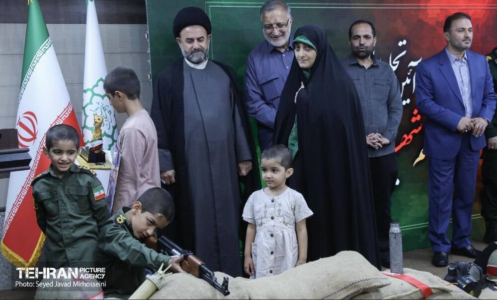مشتهای گرهخورده در قلب دارالمؤمنین؛ شبی که عکس ۹۳ شهید در آغوش خانوادهها جان گرفت