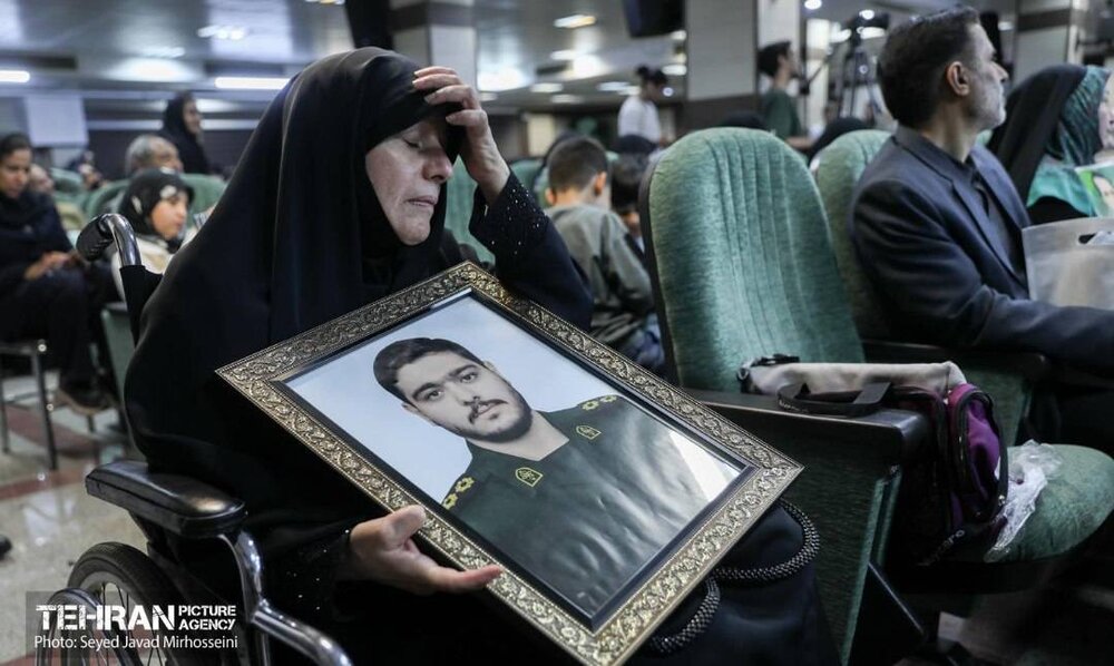 مشت‌های گره‌خورده در قلب دارالمؤمنین؛&nbsp;شبی که عکس ۹۳ شهید در آغوش خانواده‌ها جان گرفت