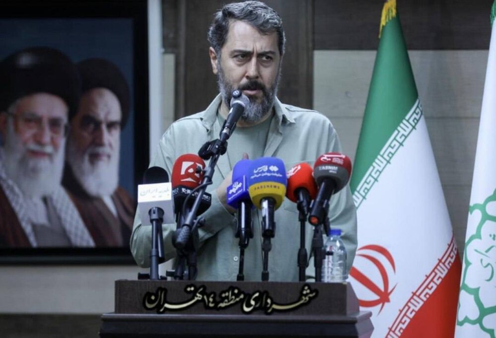 مشت‌های گره‌خورده در قلب دارالمؤمنین؛&nbsp;شبی که عکس ۹۳ شهید در آغوش خانواده‌ها جان گرفت